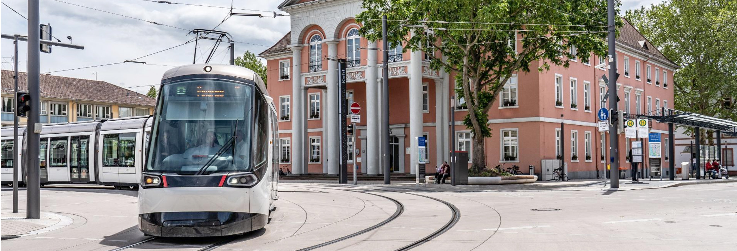 © Kehl - Tram D vor dem Rathaus in Kehl © Kehl - Tram D vor dem Rathaus in Kehl