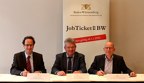 v.l.n.r. TGO-Geschäftsführer Stefan Preuss und Jürgen Meißner mit Verkehrsminister Winfried Hermann bei der Unterzeichnung der Kooperationsvereinbarung in Karlsruhe (27.10.2015).
